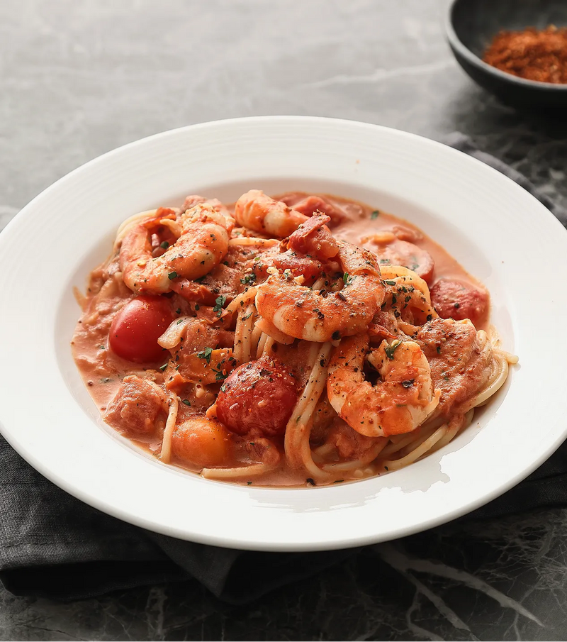 Pasta med tomatgräddsås och räkor