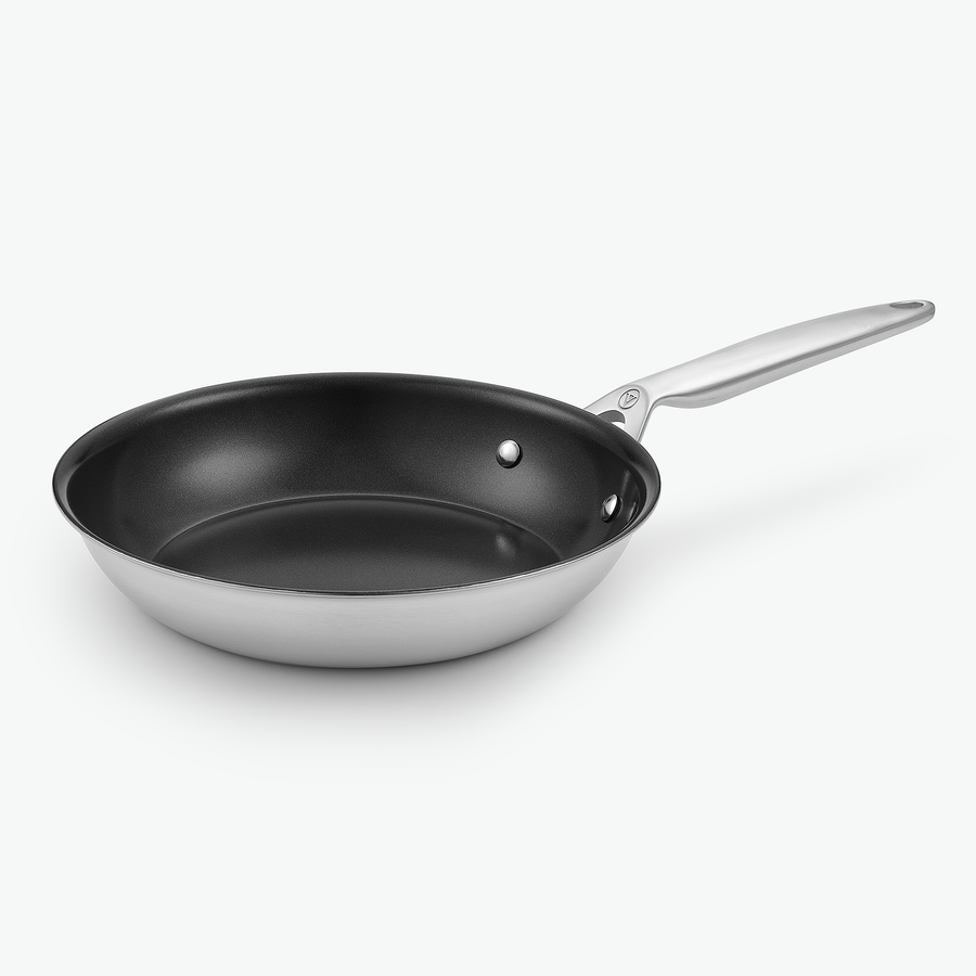 Stekpanna i 3-Ply keramisk, Ø24 cm, sedd snett framifrån