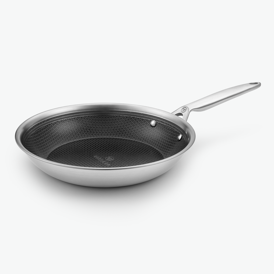 Stekpanna i 3-Ply Hybrid, Ø28 cm, sedd snett framifrån