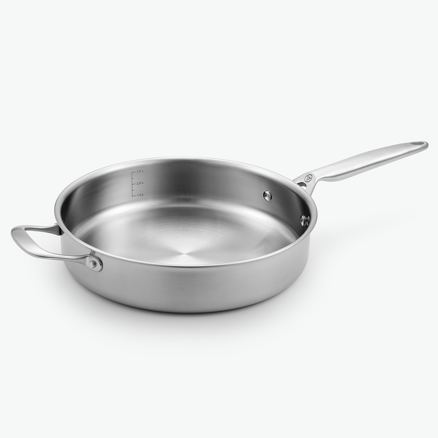 Sautépanna i 3-Ply rostfritt stål, Ø28 cm, sedd snett framifrån