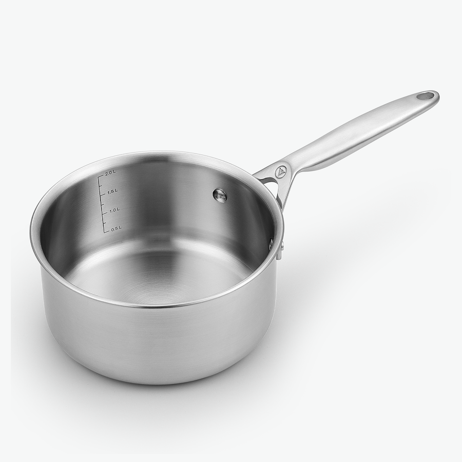 Kastrull i 3-Ply rostfritt stål, 2,2 l, sedd snett framifrån