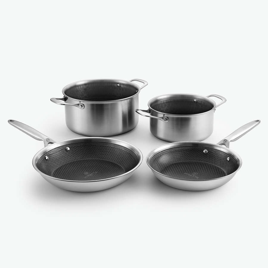 Essentials-set i 3-Ply Hybrid: två grytor och stekpannor Ø24 och Ø28 cm, utan lock, sett snett framifrån
