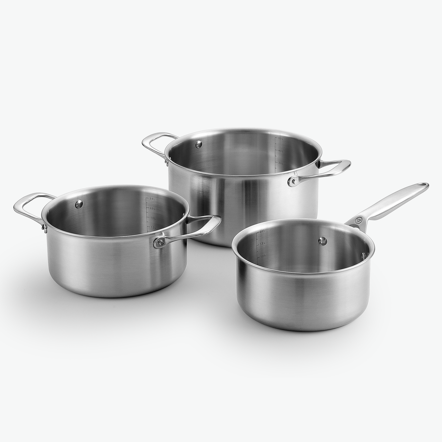 Gryta Trio i 3-Ply rostfritt stål: kastrull 2,2 l och grytor på 3 l och 5,6 l, utan lock, sett snett framifrån
