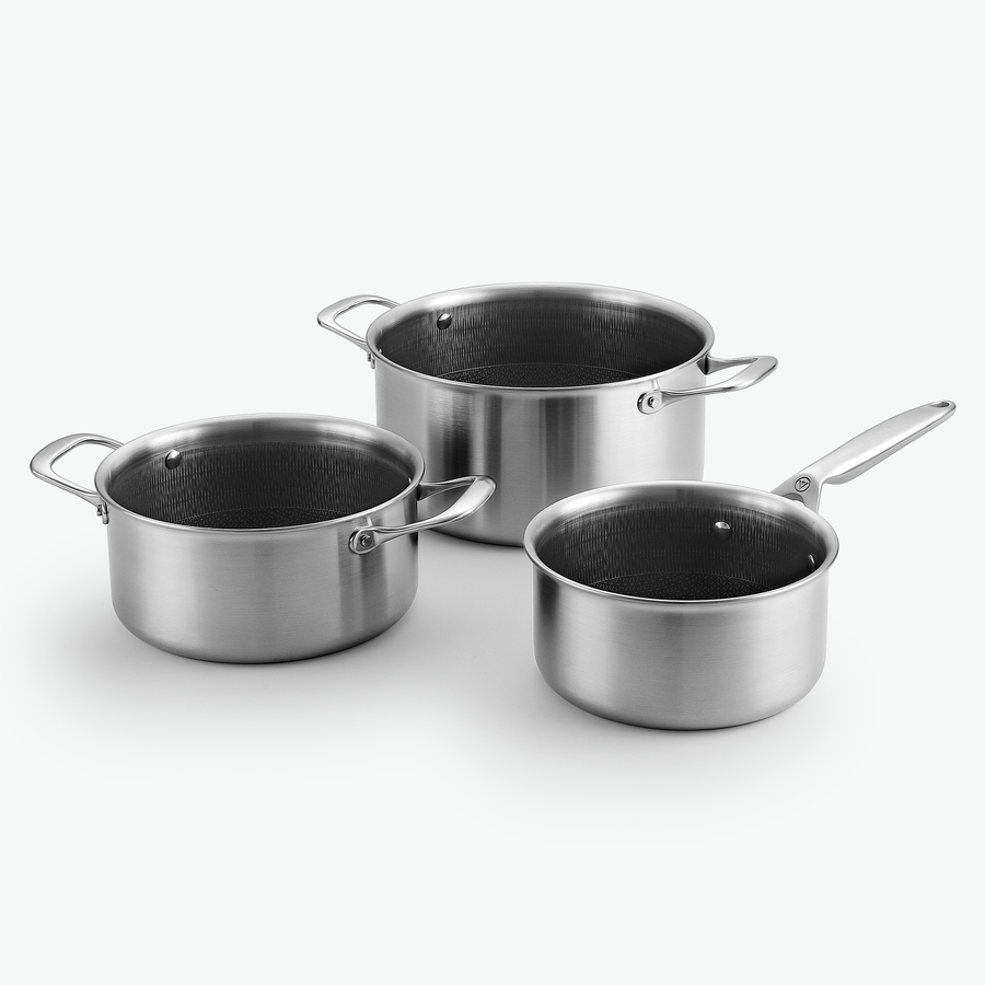 Gryta Trio i 3-Ply Hybrid: kastrull 2,2 l och grytor på 3 l och 5,6 l, utan lock, sett snett framifrån