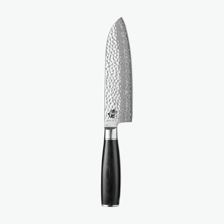 Shōjin Taru santokukniv, 18 cm, sedd framifrån mot ljus bakgrund