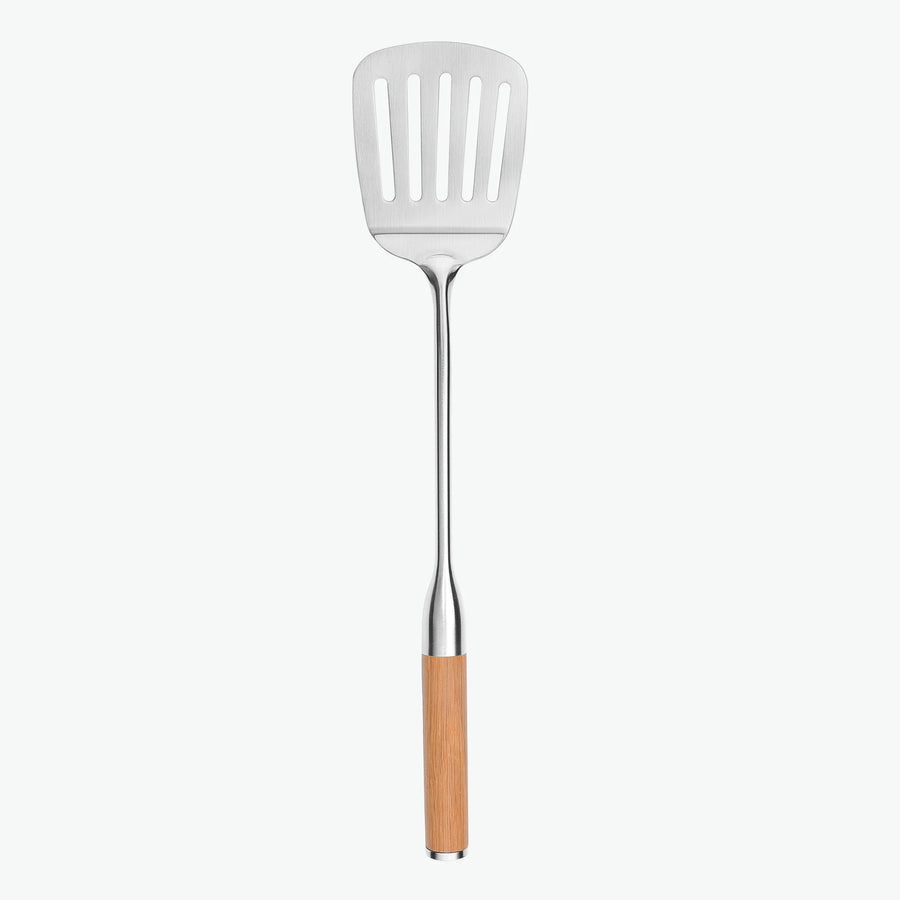 Stekspade med hål i rostfritt stål och handtag i ek, sedd framifrån