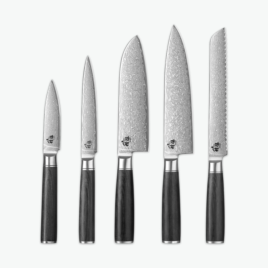 Shōjin Suna knivset – Kock: skalkniv, universalkniv, santokukniv, kockkniv och brödkniv mot ljus bakgrund