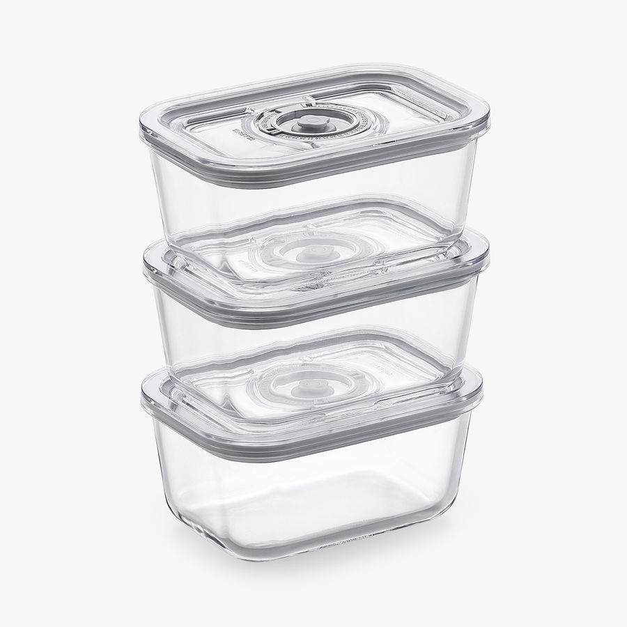 Tre likadana vakuumbehållare i glas på 800 ml, staplade och sedda snett framifrån