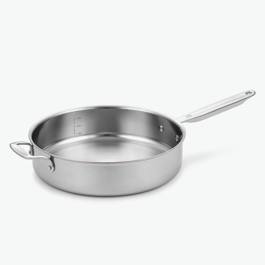 Sautépanna i 5-Ply rostfritt stål med kopparkärna, Ø28 cm, sedd snett framifrån