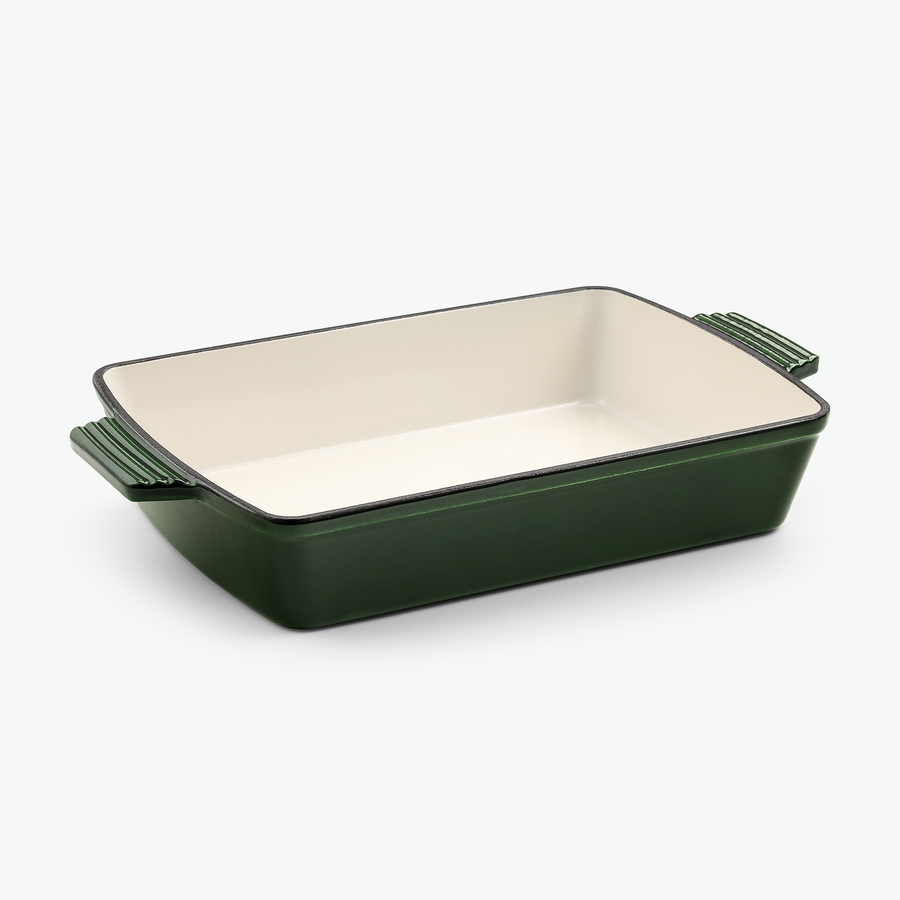 Emaljerad gjutjärnsform 39 × 23 cm i mossgrönt, sedd snett framifrån