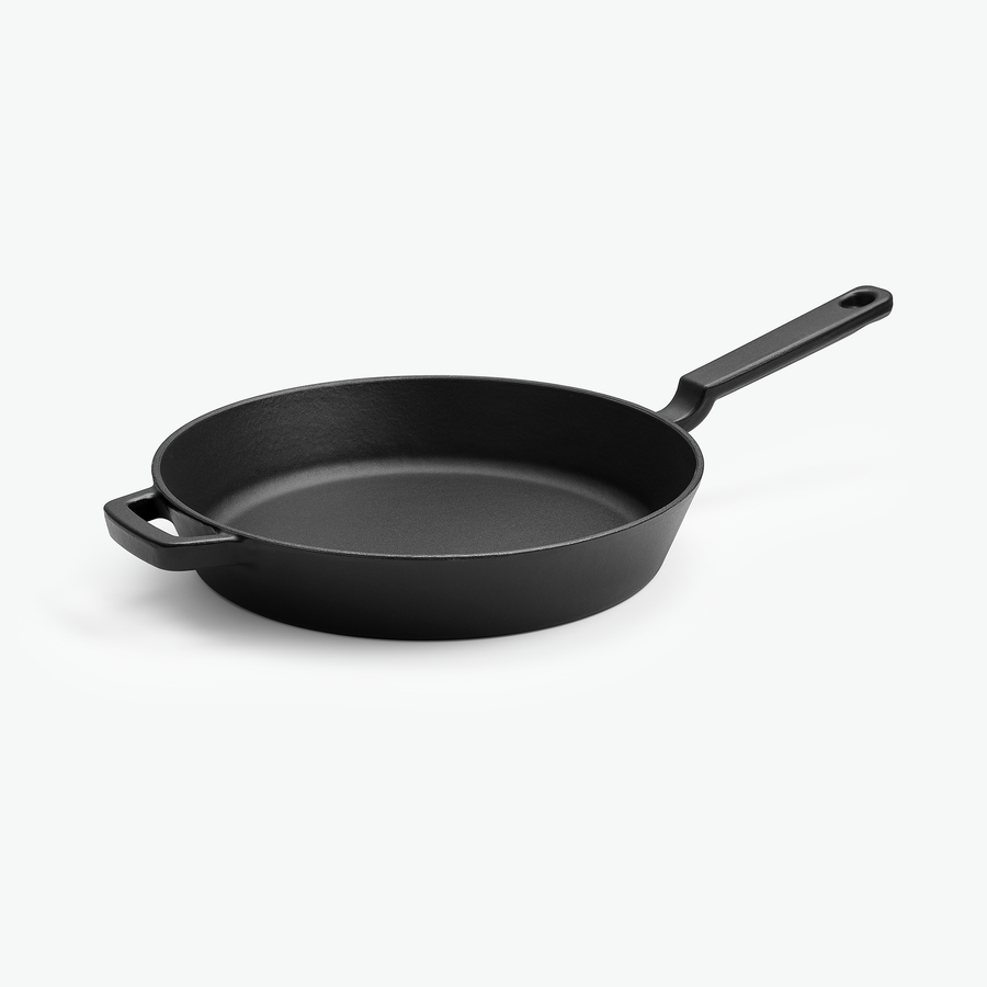 Emaljerad gjutjärnspanna Ø28 cm i skiffersvart, sedd snett framifrån