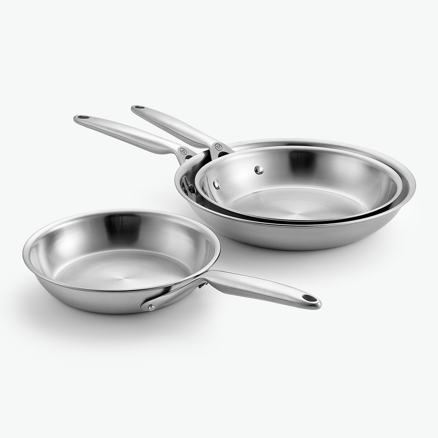 Pannset i 3-Ply rostfritt stål – Trio: stekpannor Ø20, Ø24 och Ø28 cm, sett snett framifrån