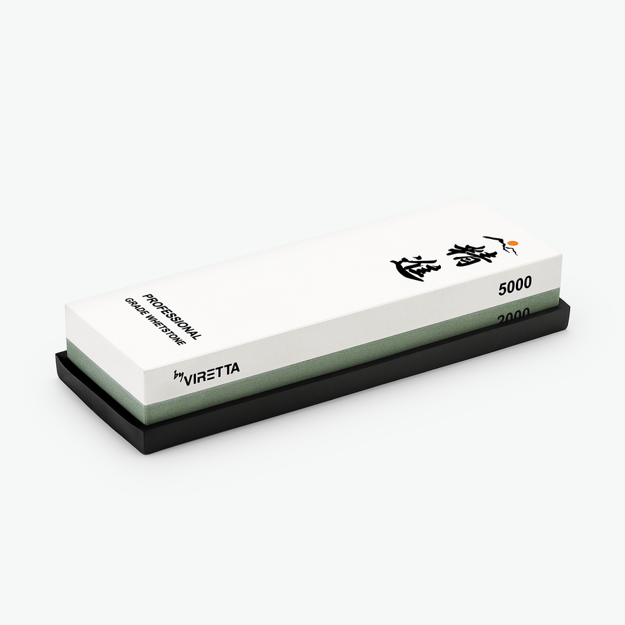 Shōjin slipsten 2000/5000 ur setet, på gummibotten, sedd snett