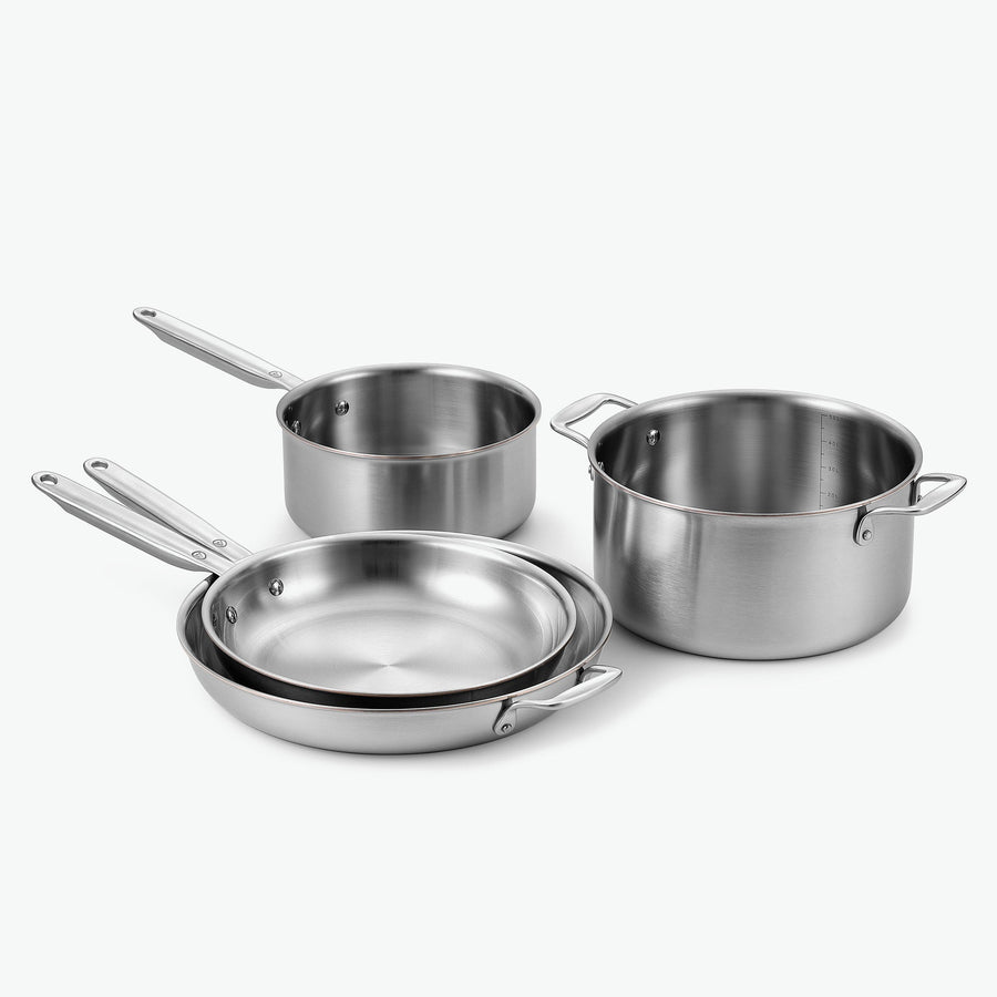 Essentials-set i 5-Ply rostfritt stål med kopparkärna: kastrull Ø20 cm, gryta Ø24 cm och stekpannor Ø26 och Ø30 cm, utan lock, sett snett framifrån