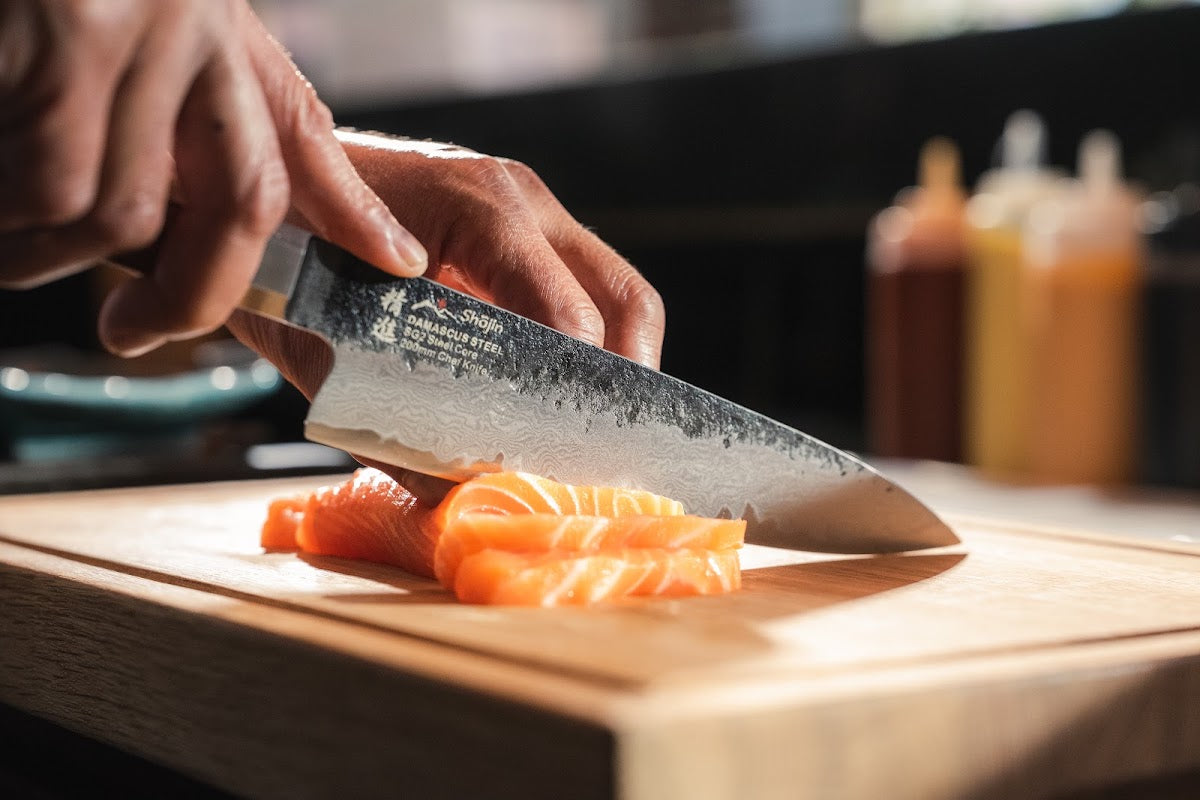 Lax skärs med en Shōjin-kniv hos Sushi Taro