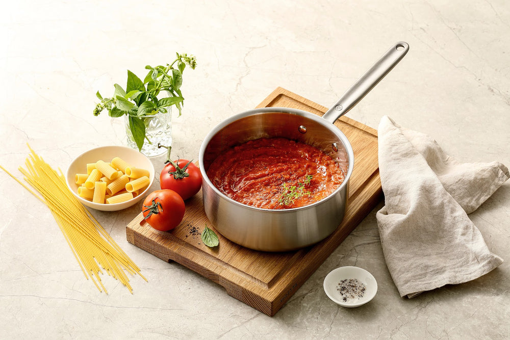 Kastrull Ø20 med tomatsås, pasta och tomater