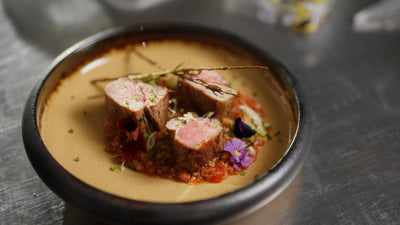 Rosa stekt kalvfilé med tomatkompott och örter