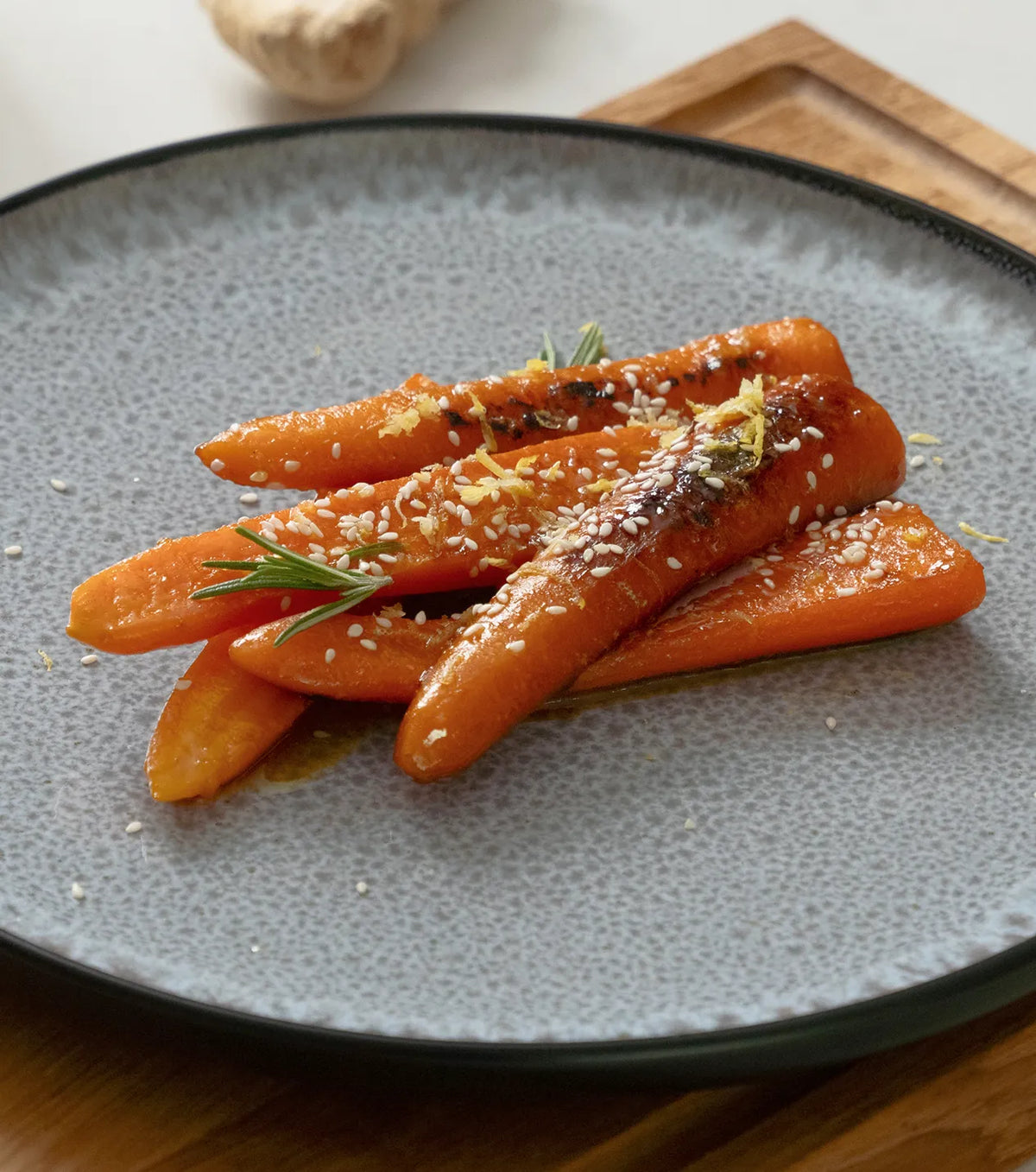 Rostade morötter med honung, ingefära och sesam