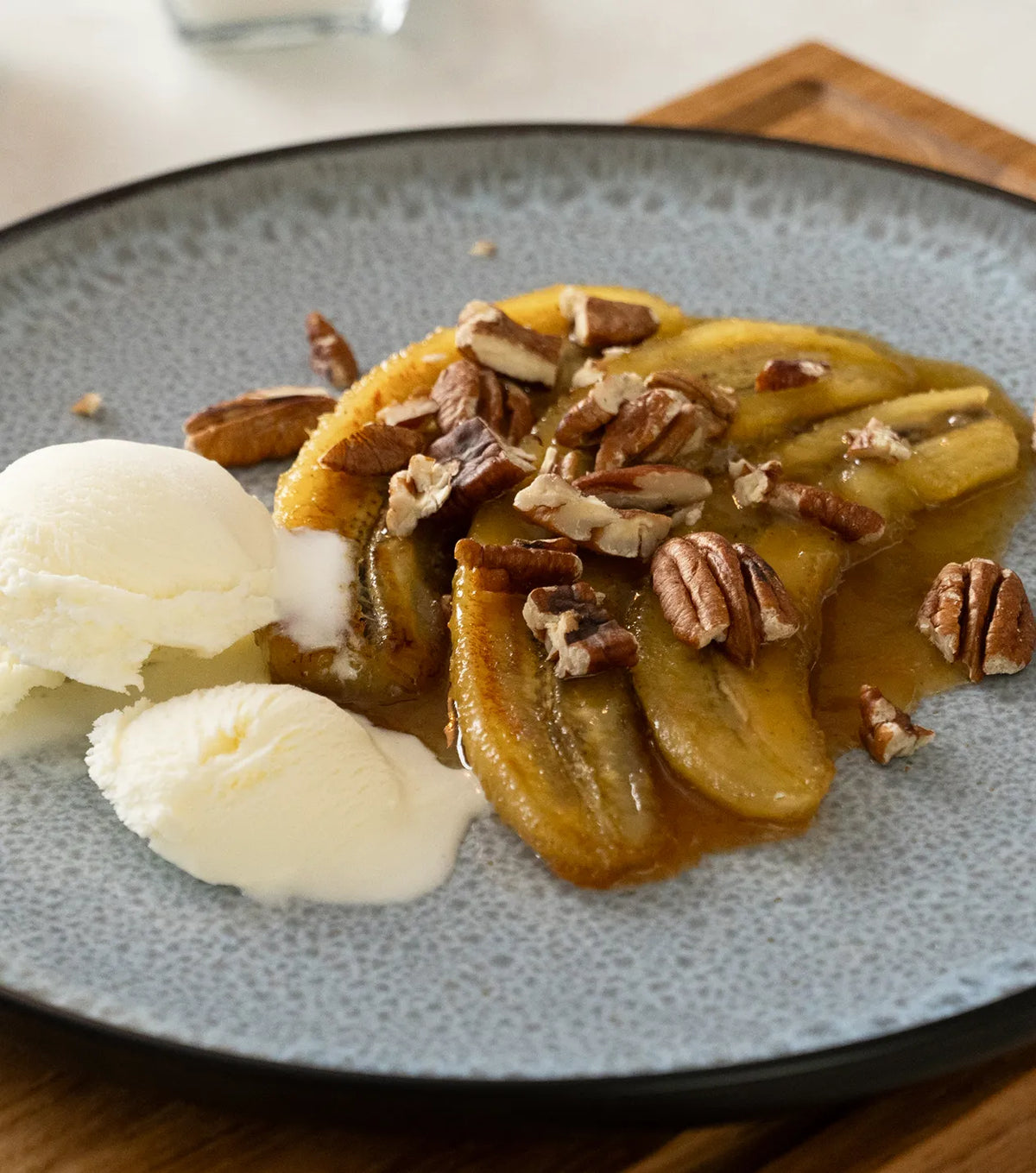 Karamelliserade bananer med vaniljglass och pekannötter