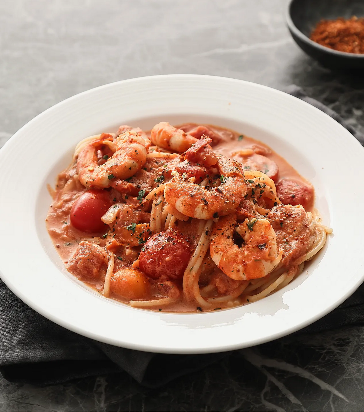 Pasta med tomatgräddsås och räkor
