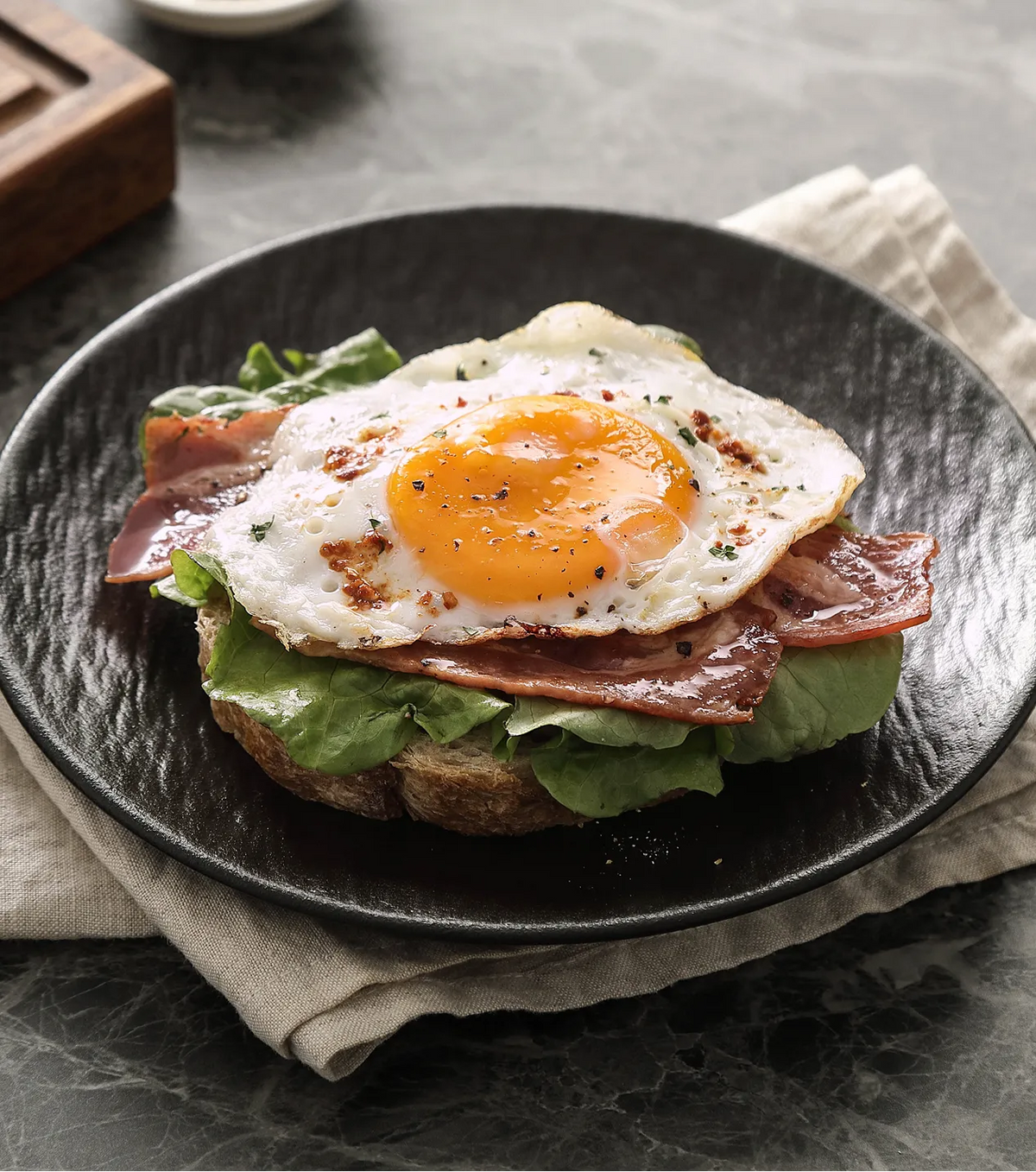 Sandwich med bacon och stekt ägg