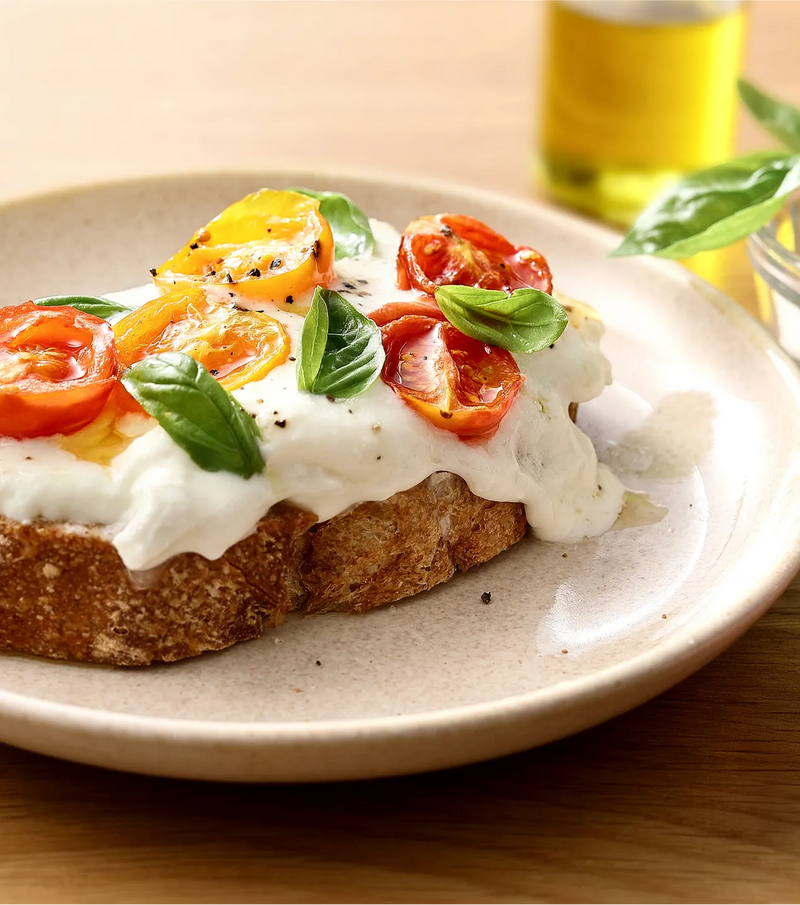 Öppen sandwich med tomat och burrata