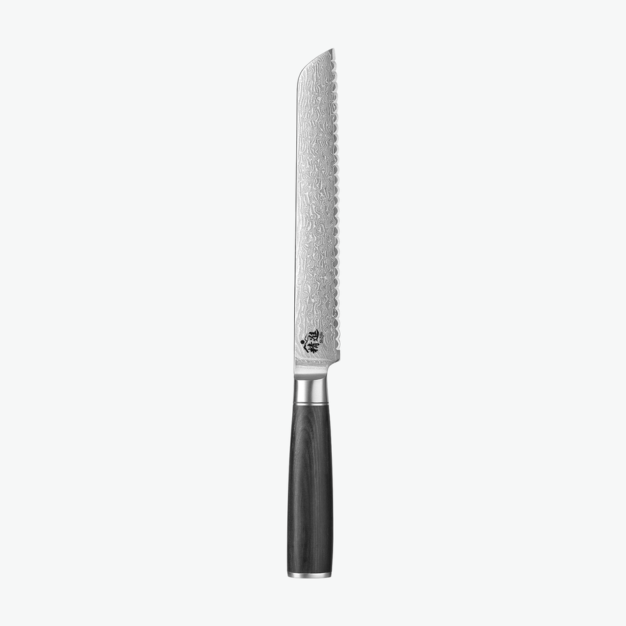 Shōjin Suna brödkniv, 20 cm, sedd framifrån mot ljus bakgrund