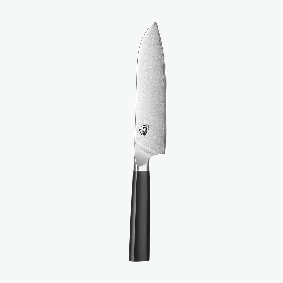 Shōjin Aira santokukniv, 18 cm, sedd framifrån mot ljus bakgrund