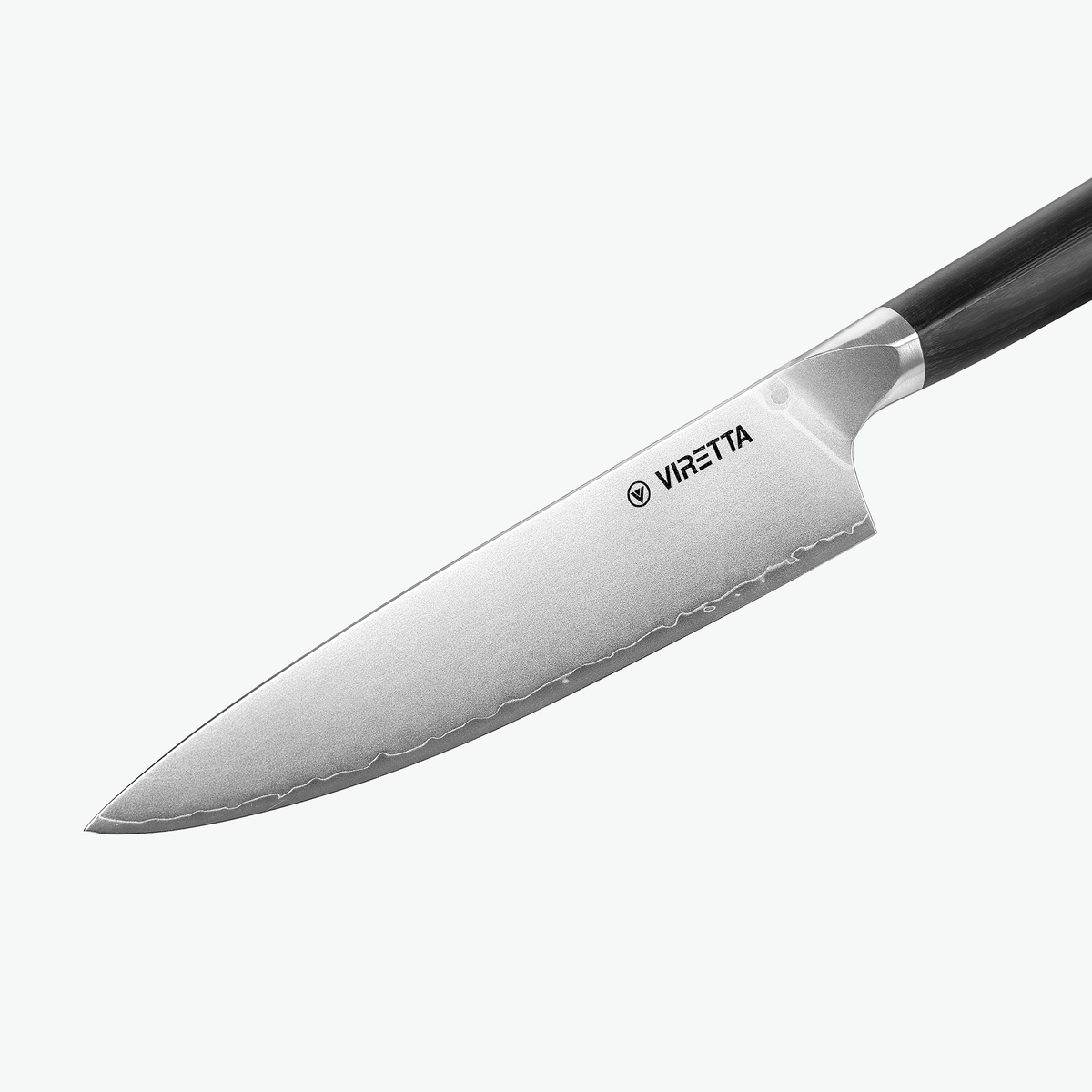 Vågig linje längs eggen på Shōjin Aira kockkniv, i närbild