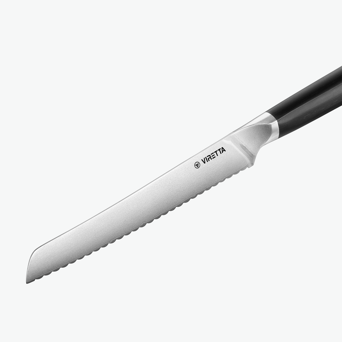 Vågig linje längs eggen på Shōjin Aira brödkniv, i närbild