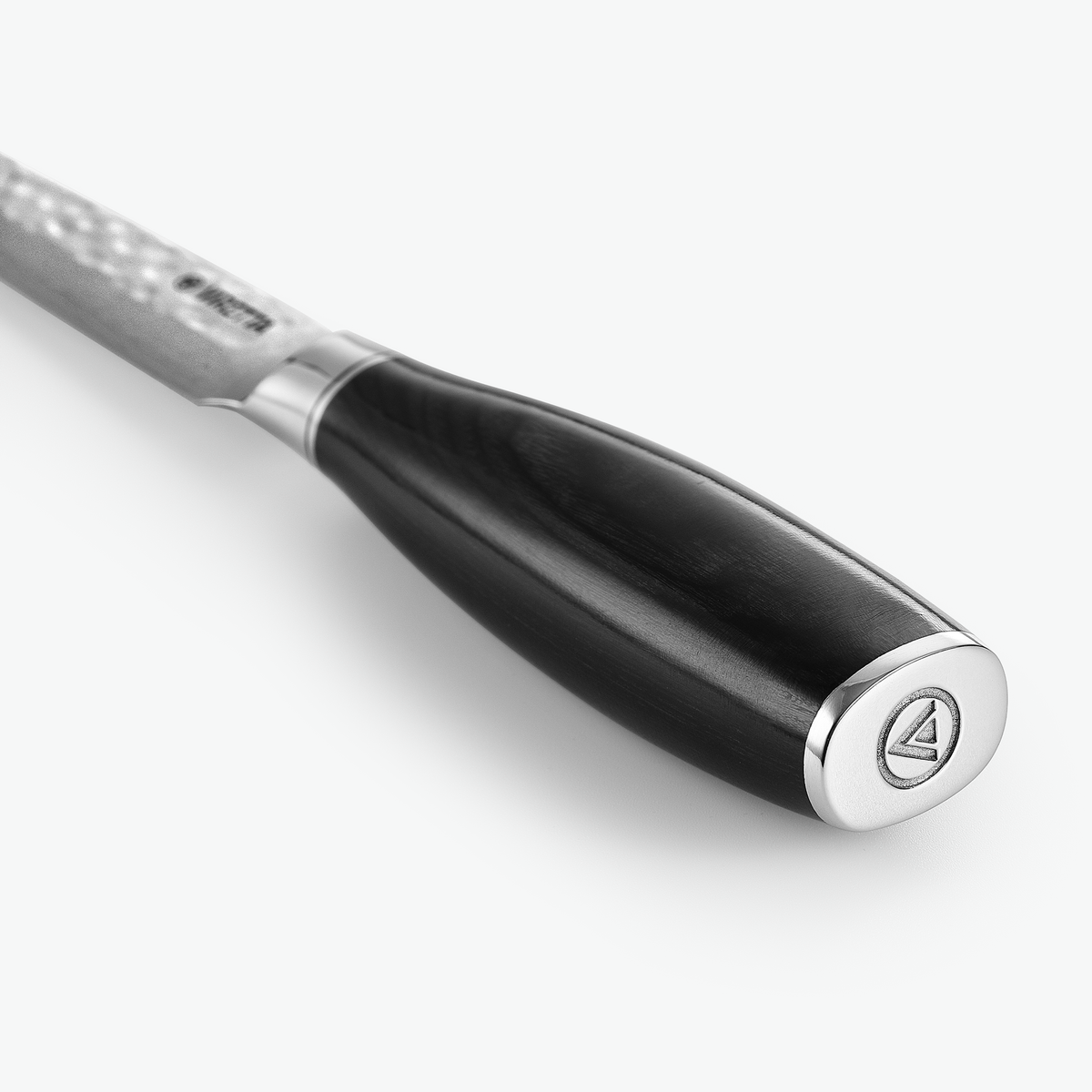 Ändkappa i metall med logotyp på Shōjin Taru universalkniv