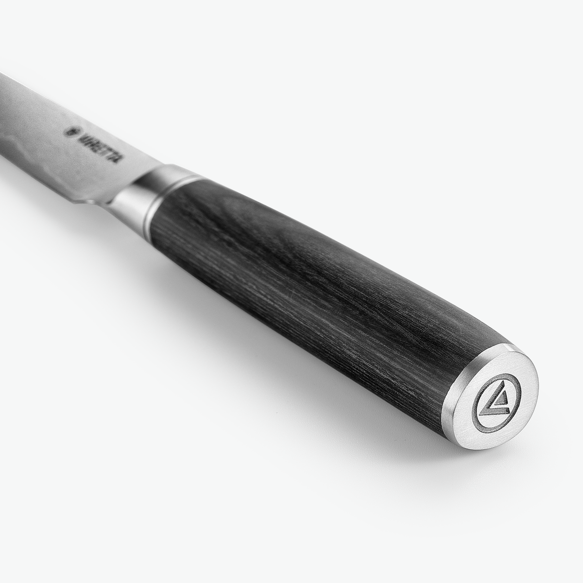 Ändkappa i metall med logotyp på Shōjin Suna universalkniv