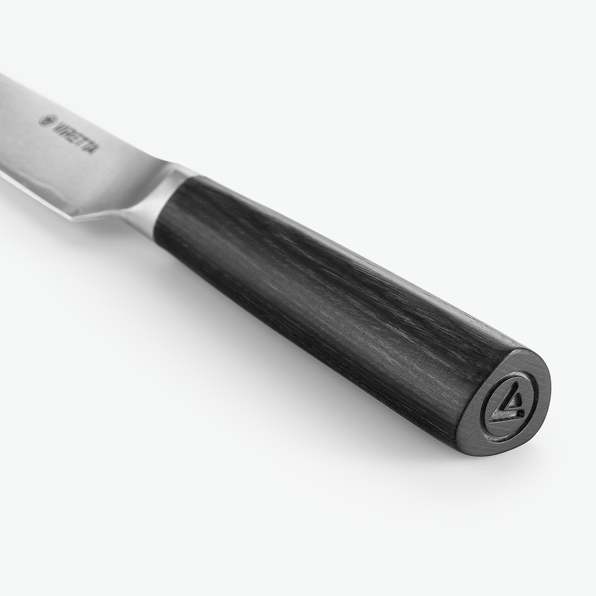 Skaftets ände med ingraverad logotyp på Shōjin Aira universalkniv