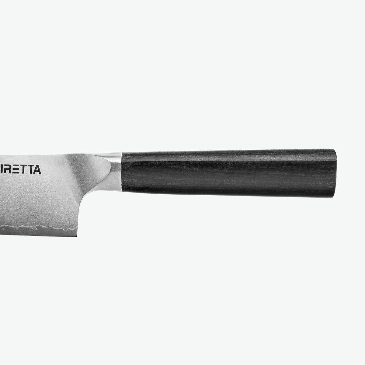 D-format skaft i svart pakkaträ på Shōjin Aira kockkniv, sett från sidan