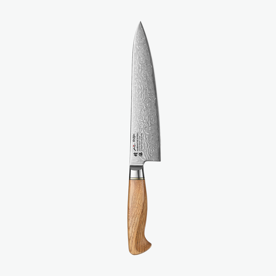 Shōjin Kaku gyuto med ekskaft, 21 cm, sedd framifrån mot ljus bakgrund