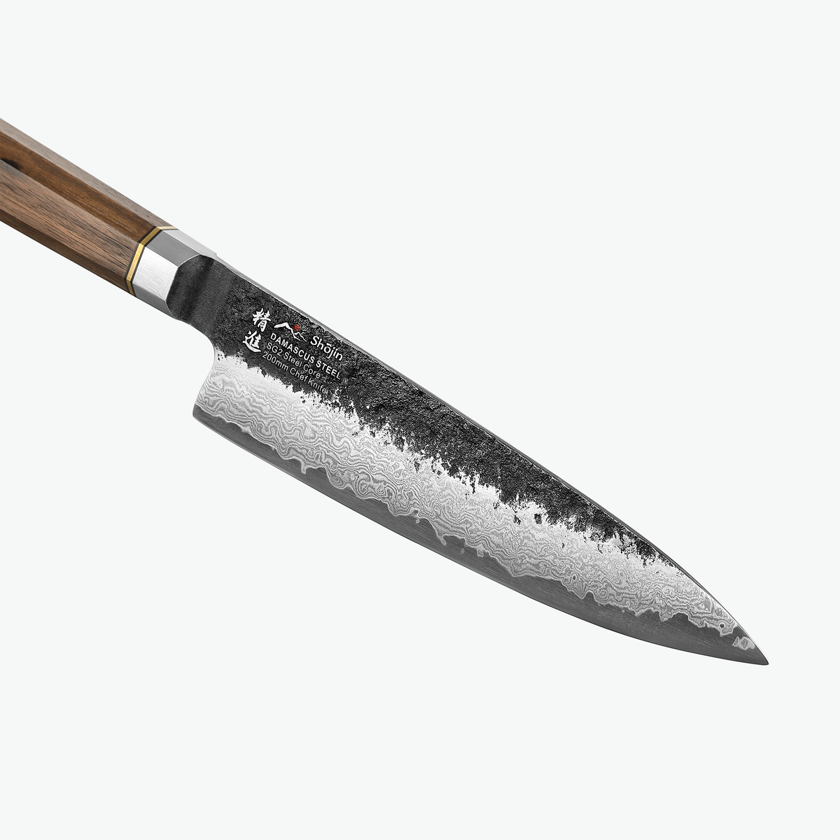 Mörk rygg och damaskusmönster på bladet på Shōjin Kashi kockkniv, i närbild