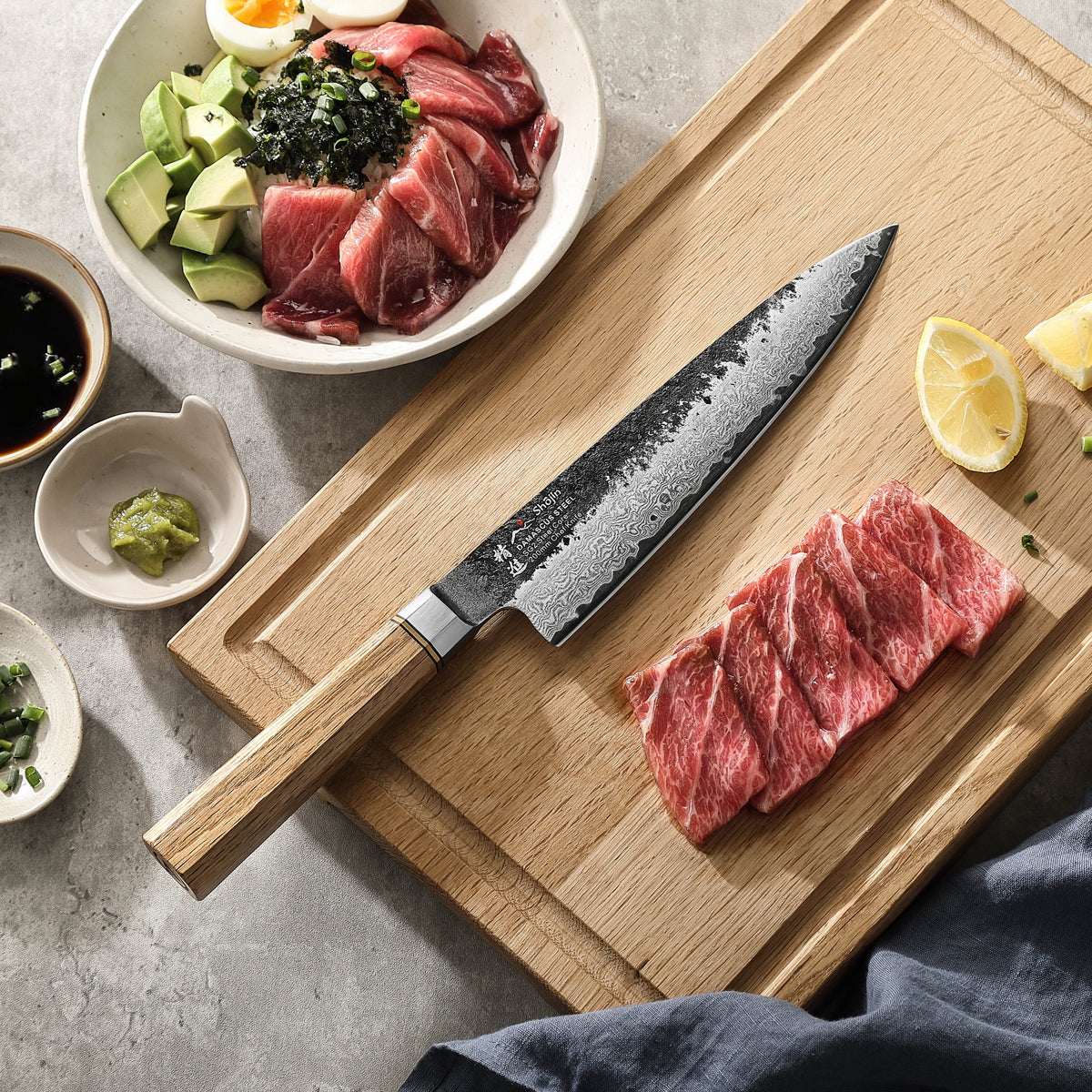Shōjin Kashi kockkniv med ekskaft och skivor av nötkött på en skärbräda i ek