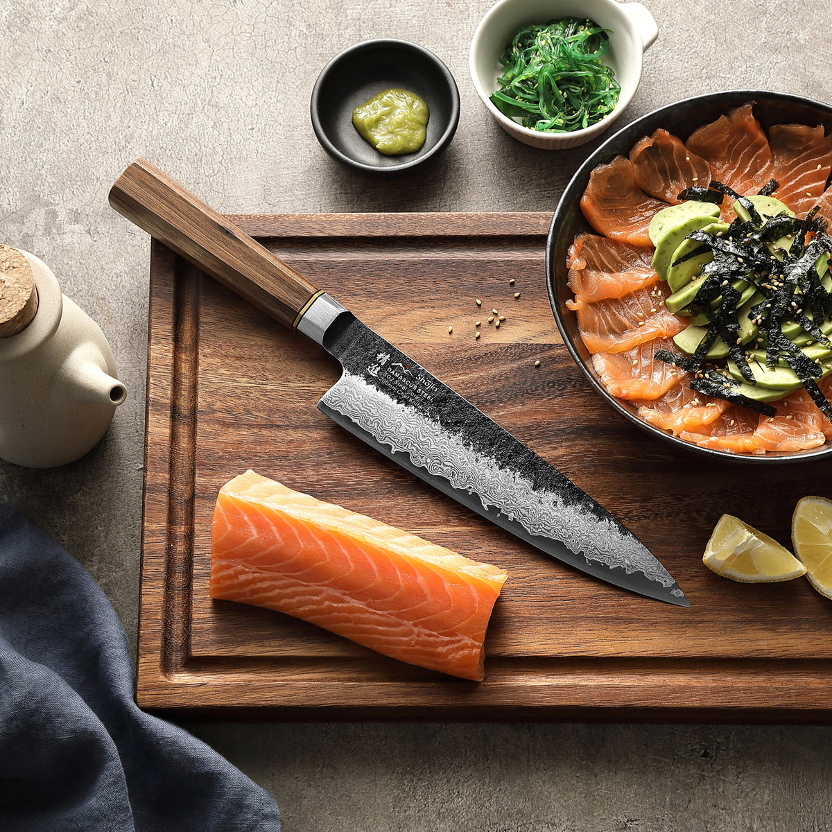 Shōjin Kashi kockkniv med valnötsskaft och lax på en skärbräda i valnöt