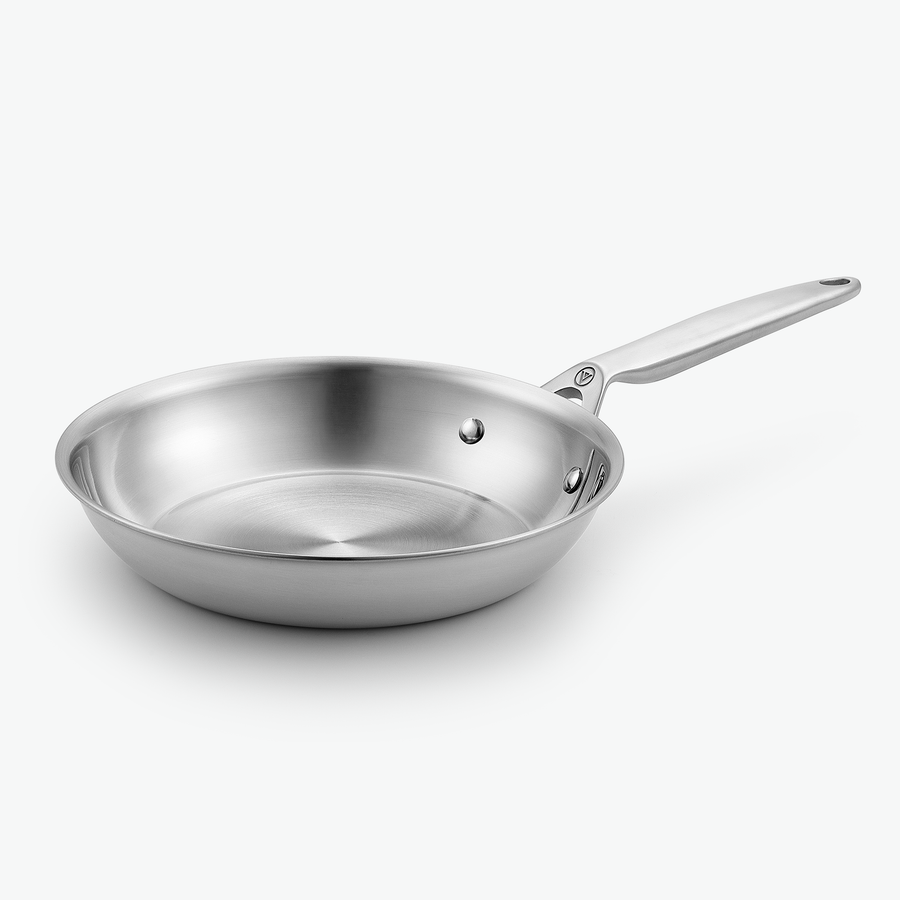 Stekpanna i 3-Ply rostfritt stål, Ø24 cm, sedd snett framifrån