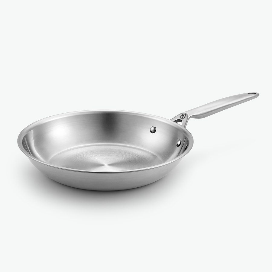 Stekpanna i 3-Ply rostfritt stål, Ø28 cm, sedd snett framifrån
