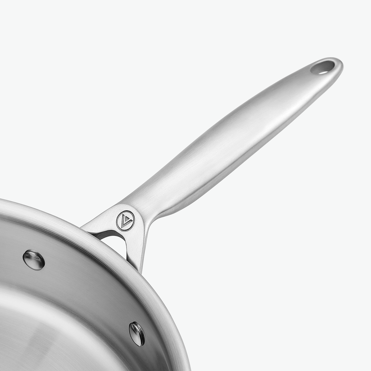 Handtag och nitar på sautépanna i 3-Ply rostfritt stål, i närbild