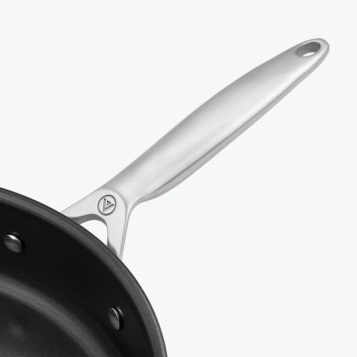 Handtag, nitar och slät beläggning på sautépanna i 3-Ply keramisk, i närbild