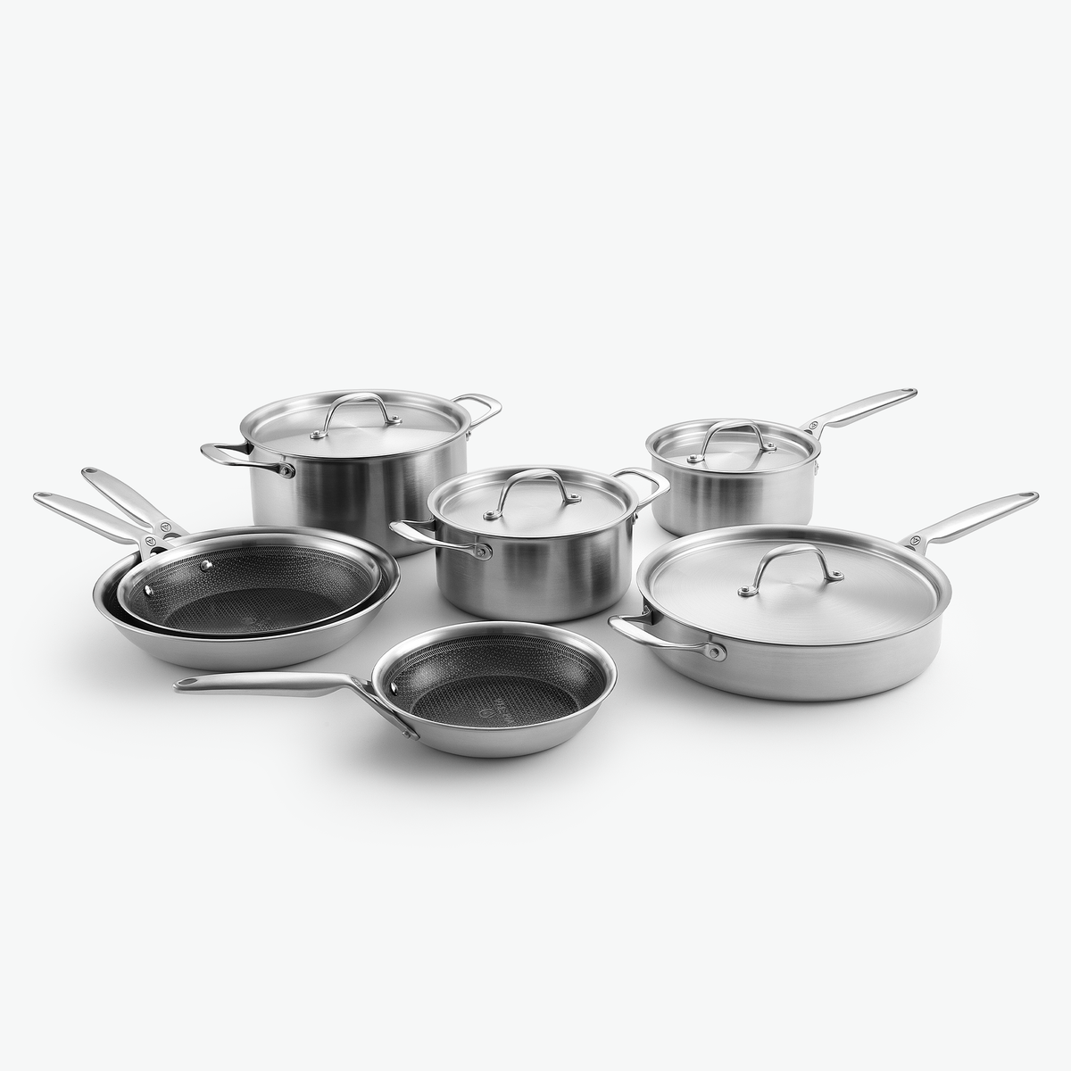 Kockset i 3-Ply Hybrid: två grytor, kastrull, sautépanna och stekpannor Ø20, Ø24 och Ø28 cm, med stållock