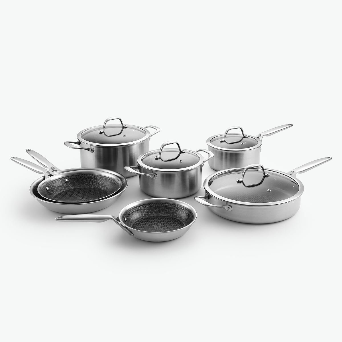 Kockset i 3-Ply Hybrid: två grytor, kastrull, sautépanna och stekpannor Ø20, Ø24 och Ø28 cm, med glaslock