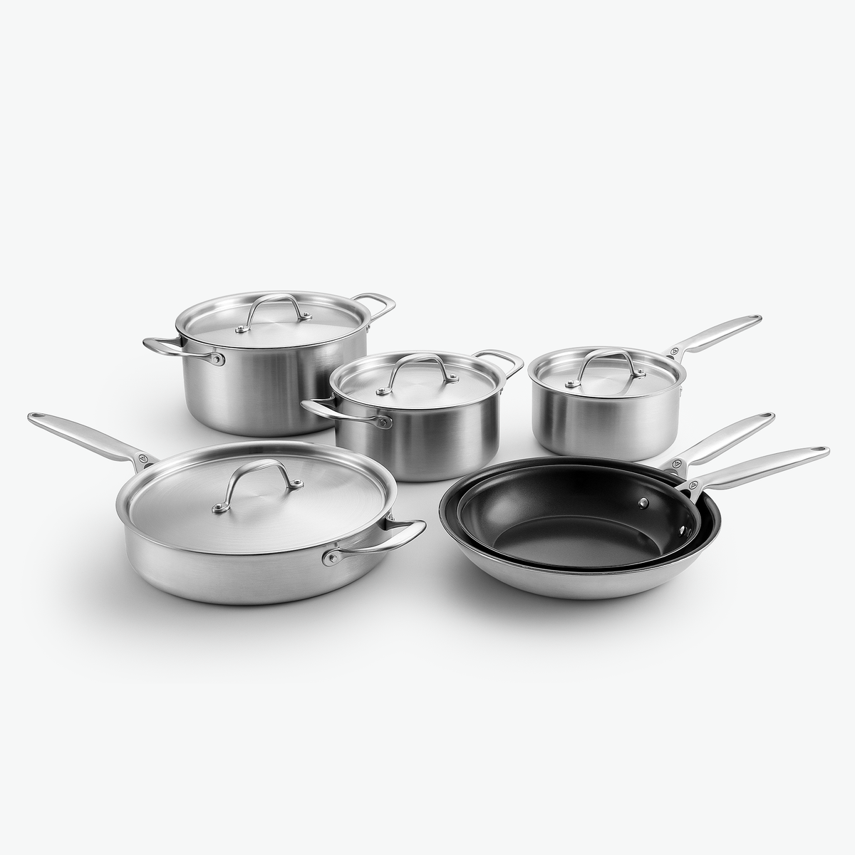 Signature-set i 3-Ply keramisk: två grytor, kastrull, sautépanna och stekpannor Ø24 och Ø28 cm, med stållock