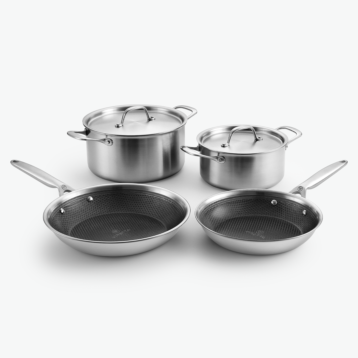 Essentials-set i 3-Ply Hybrid: två grytor och stekpannor Ø24 och Ø28 cm, med stållock, sett snett framifrån