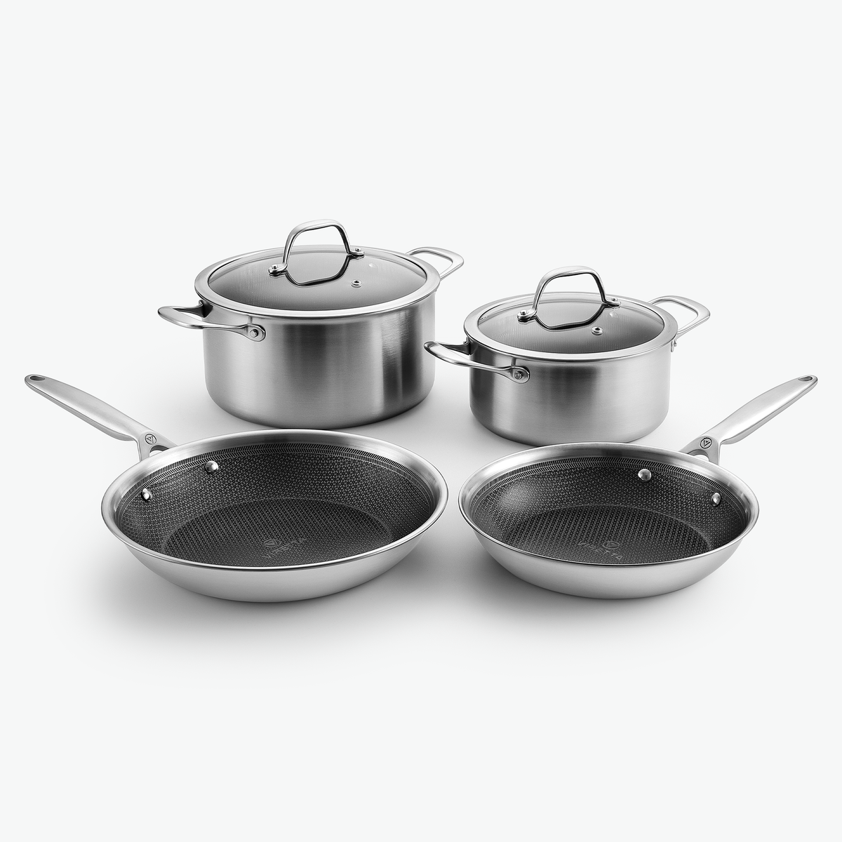 Essentials-set i 3-Ply Hybrid: två grytor och stekpannor Ø24 och Ø28 cm, med glaslock, sett snett framifrån