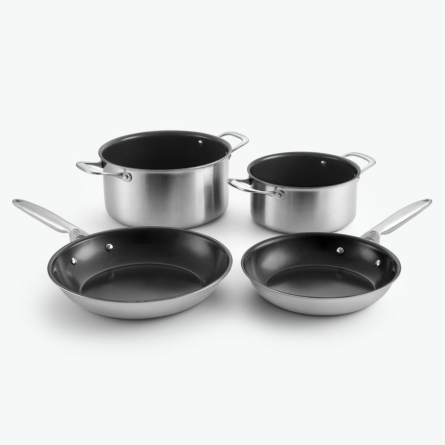 Essentials-set i 3-Ply keramisk: två grytor och stekpannor Ø24 och Ø28 cm, utan lock, sett snett framifrån