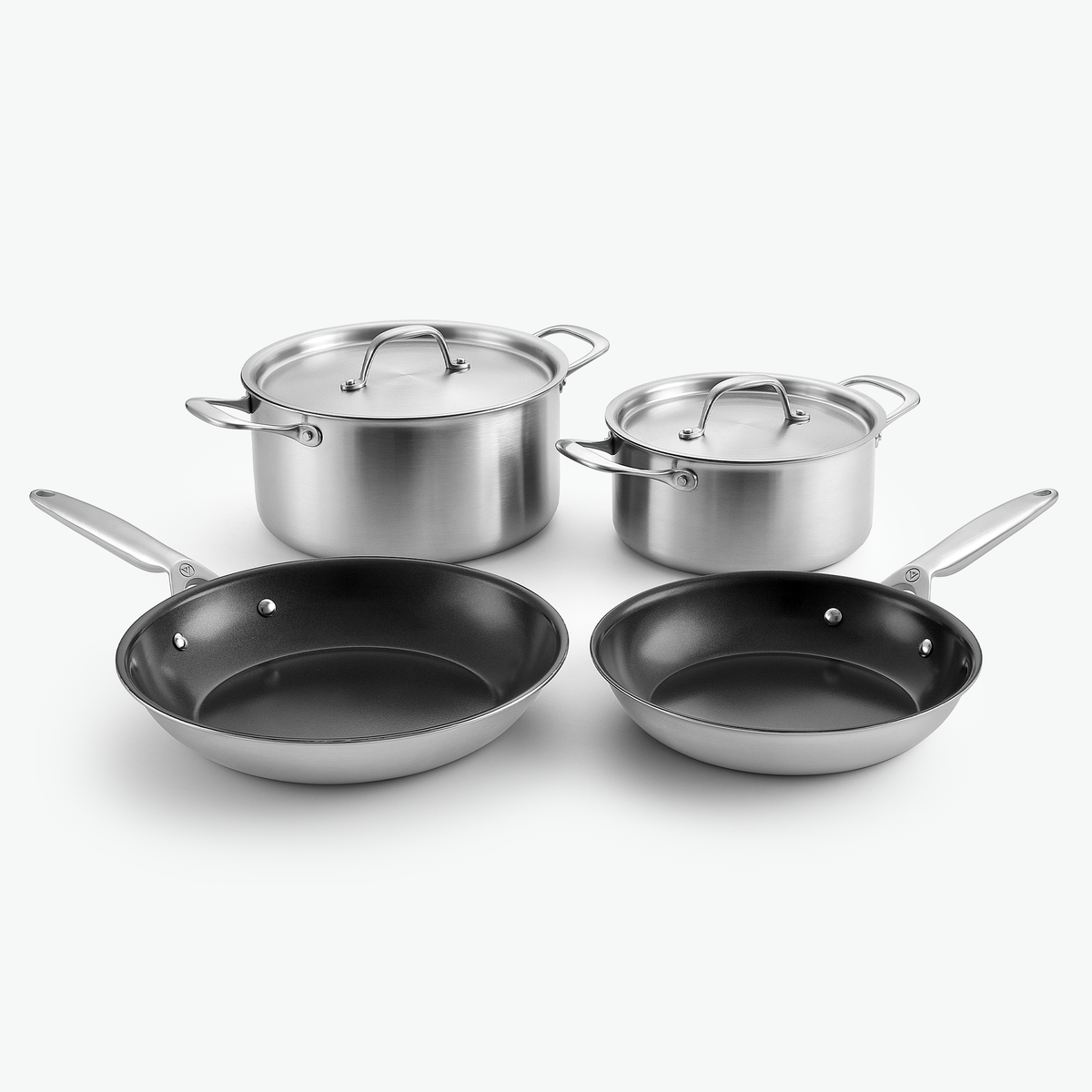 Essentials-set i 3-Ply keramisk: två grytor och stekpannor Ø24 och Ø28 cm, med stållock, sett snett framifrån