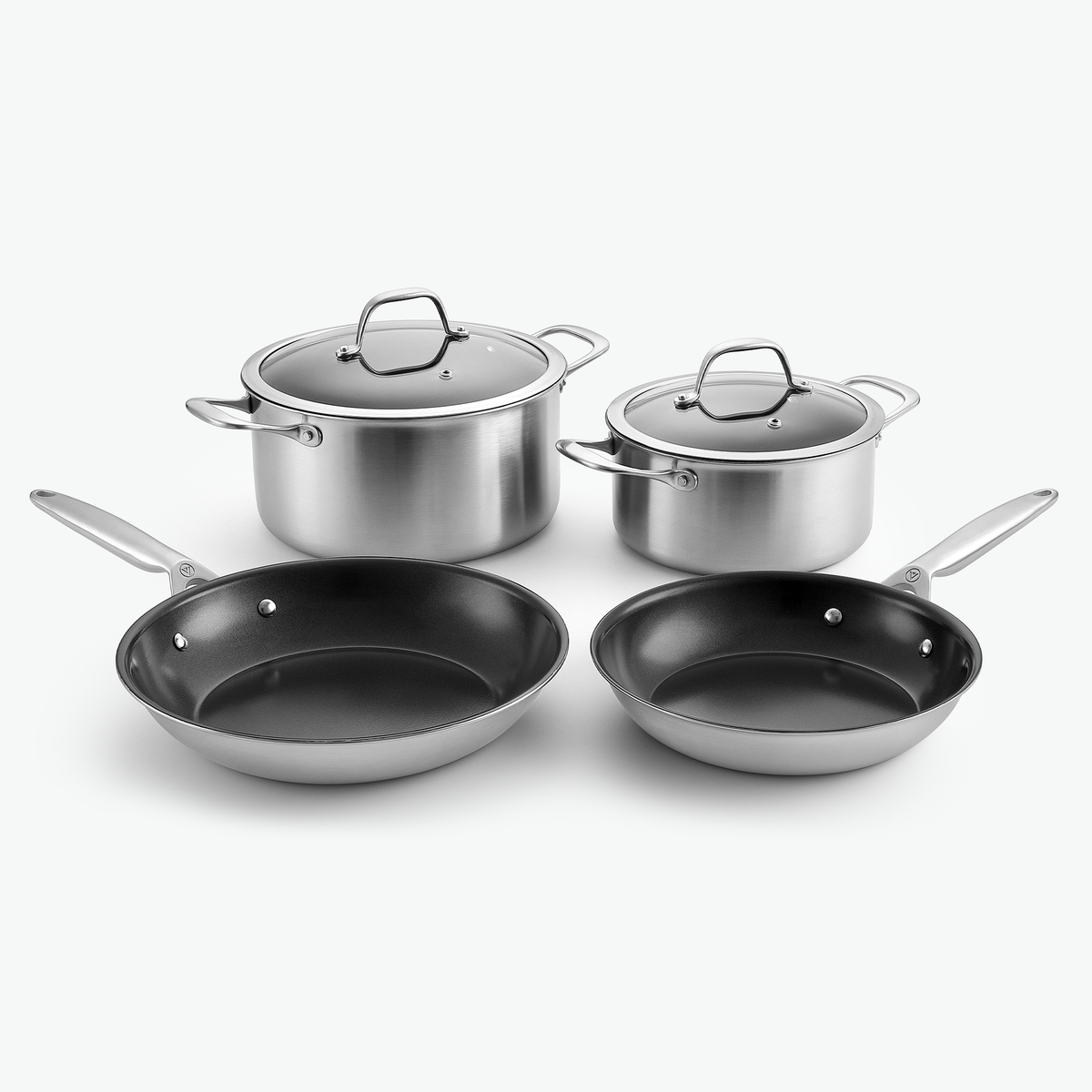 Essentials-set i 3-Ply keramisk: två grytor och stekpannor Ø24 och Ø28 cm, med glaslock, sett snett framifrån